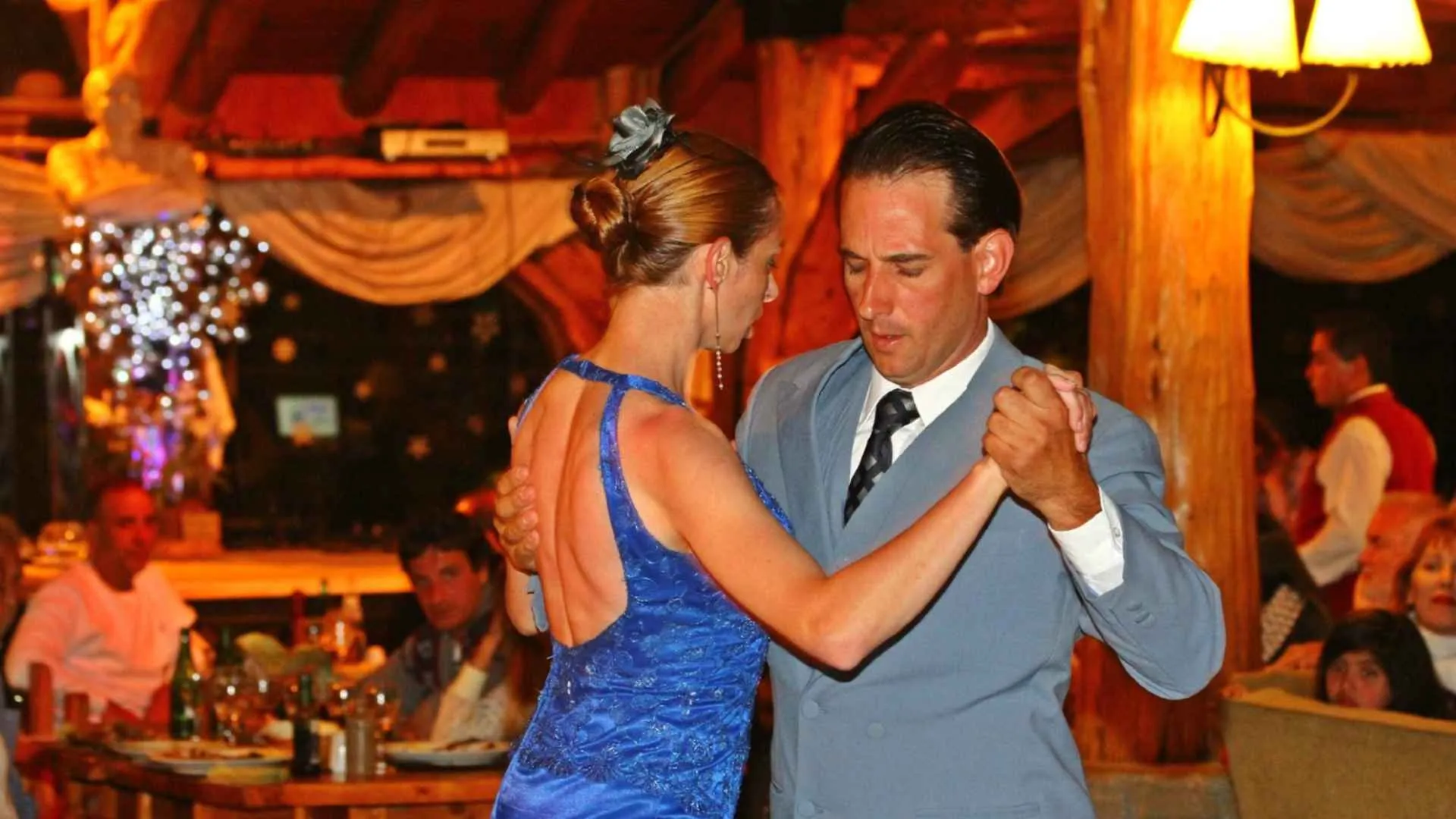 Pareja bailando tango en el salón